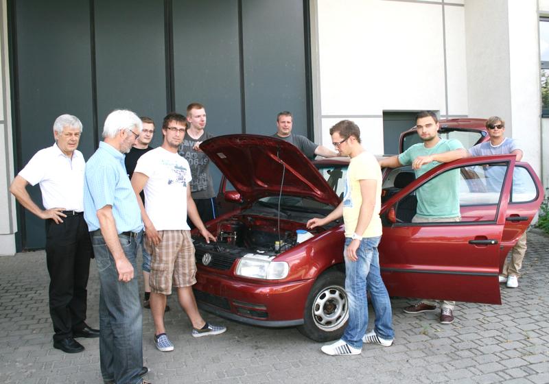 An dem Entwicklungsprojekt Elektroauto beteiligte Studierende der Hochschule Lausitz mit Prof. Dr. Peter Biegel und Uwe Heduschka, Geschäftsführer der Heduschka GmbH in Senftenberg (1. u. 2. v. li.), die das Fahrzeug gesponsert hat, und Dipl.-Ing. Javor Takev (4. v. re./ hinter dem Fahrzeug stehend). 