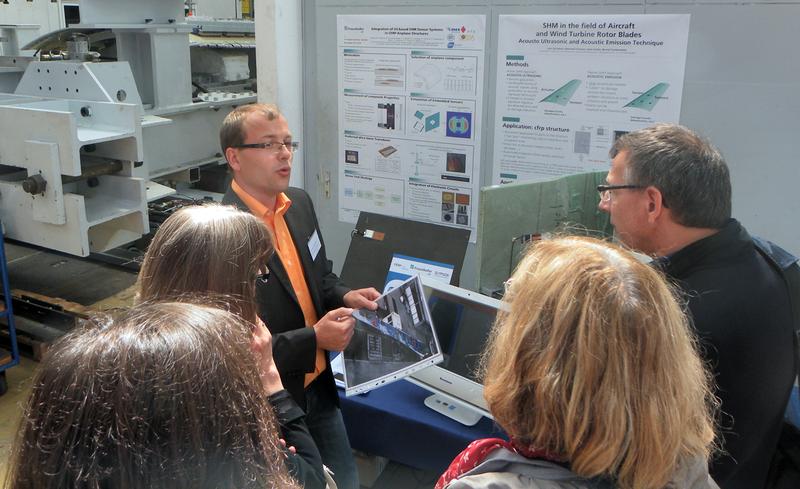  Dr. Schubert stellt sein Verfahren interessierten Fachjournalisten anlässlich eines Besuchs bei der IMA Materialforschung und Anwendungstechnik GmbH in Dresden vor .