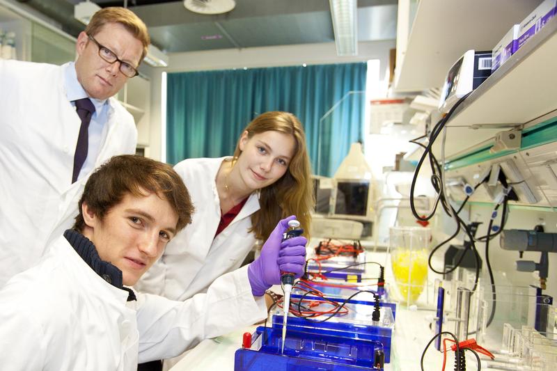 Lennart Müller-Wirts, Professor Dr. Christopher Baum und Johanna Ahlschwede (von links) im Labor.