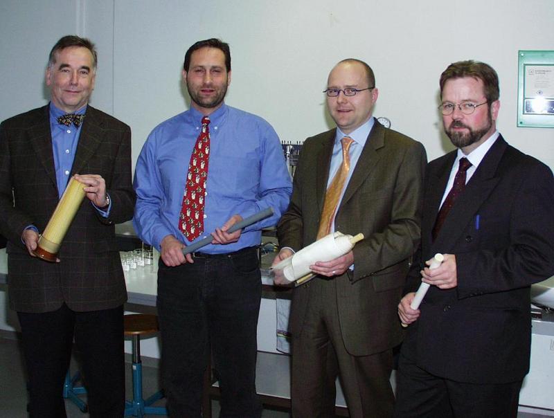 Den Vorstand des neuen Vereins zur Förderung der Membrantechnik bilden (v.l.n.r.) Hans-Ulrich Hübbel, Udo Kolbe und Walter Lamparter. Prof. Dr. Winfried Schmidt (r.) wurde Vorsitzender des Beirats. Foto: FHG/HT, Abdruck honorarfrei