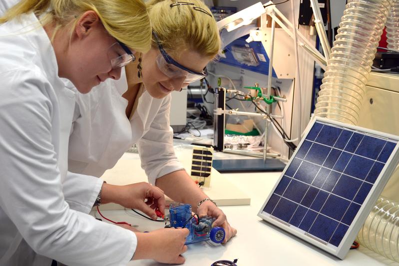 Praktische Übungen im Brennstoffzellen-Labor sind fester Bestandteil des Programms der Summer School. 