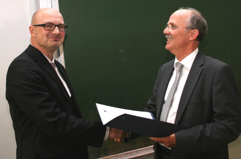 Der Präsident der Hochschule Lausitz, Prof. Dr. Günter H. Schulz (re.), bestellte Dr. Dirk Roggenbuck aufgrund hervorragender wissenschaftlicher Leistungen auf dem Gebiet „Molekulare Diagnostik und Qualitätsmanagement“ zum Honorarprofessor.