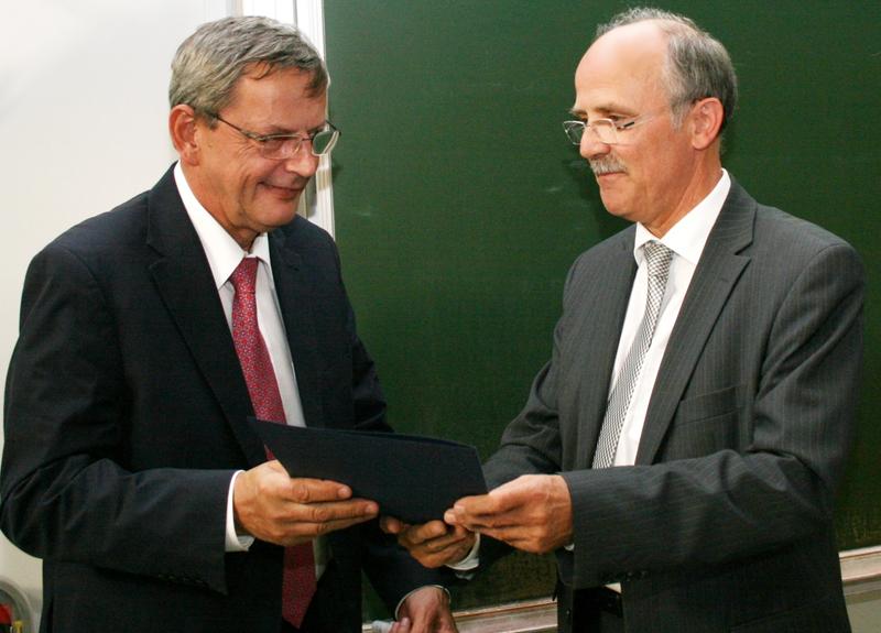 Prof. Dr. Dr. Otto Pulz (li.) wurde durch den Präsidenten der Hochschule Lausitz, Prof. Dr. Günter H. Schulz, aufgrund hervorragender wissenschaftlicher Leistungen auf dem Gebiet „Mikroalgenbiotechnologie / Phototrophe Biotechnologie“ zum Honorarprofessor bestellt. 