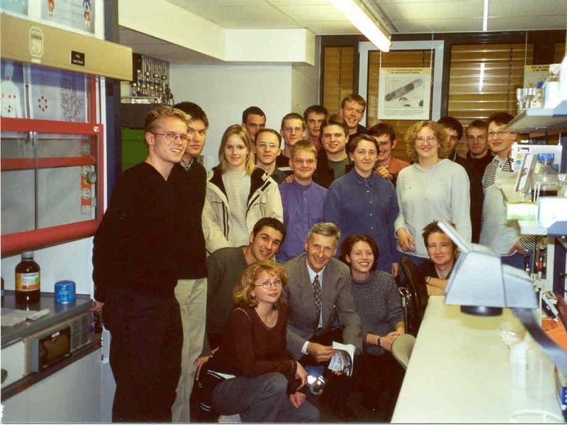 Die Aalener Chemie-Studenten mit ihrem Betreuer Prof. Kolb im Labor bei Roche Diagnostics. (Foto: privat)