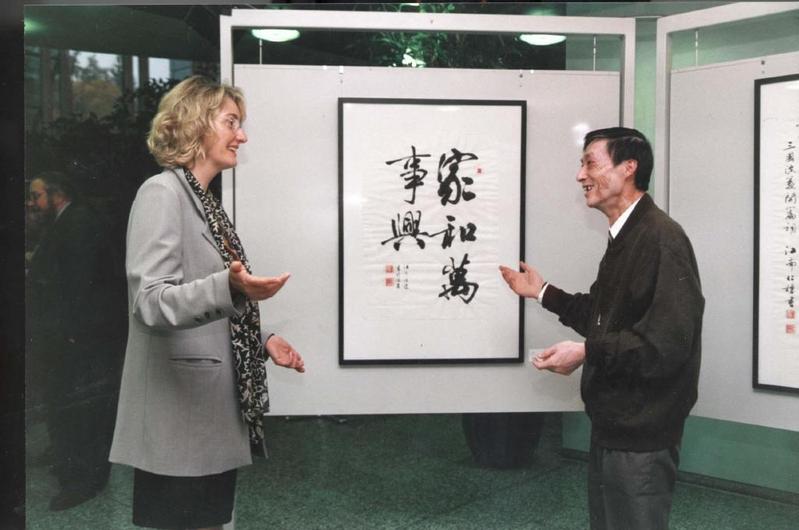 Prof. Zhang Rendong (rechts) und links Dorothee Michiels, Projektmanagerin Bereich Bogen bei MAN Roland Druckmaschinen AG