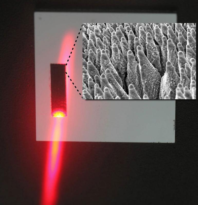 Schwarzes Silizium wird mit dem Laser bestrahlt. Kleines Foto: Schwarzes  Silizium in der Vergrößerung. 