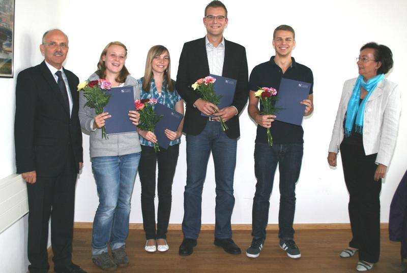 Der Präsident der Hochschule Lausitz, Prof. Dr. Günter H. Schulz (li.), und die stellvertretende Vorsitzende des Senates, Prof. Dr. Agnes Saretz (re.) mit den Deutschlandstipendiaten Ulrike Rippa; Isabella Keitz, Steve Sangl, Hagen Wittlich (2.-5. v. li.). 