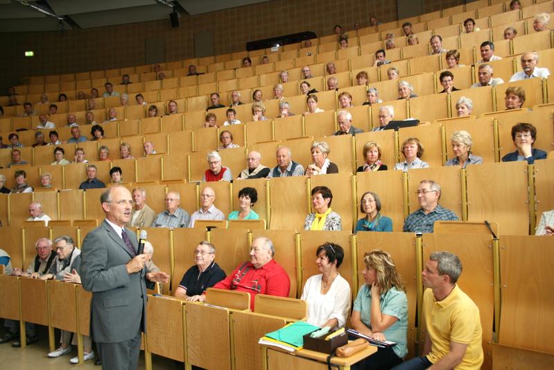 Der Präsident der Hochschule Lausitz, Prof. Dr. Günter H. Schulz, begrüßte die Teilnehmer der Seniorenakademie zum neuen Semester.