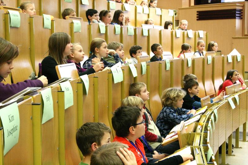 Teilnehmer der Kinderuni Lausitz in der Vorlesung an der Hochschule Lausitz. 