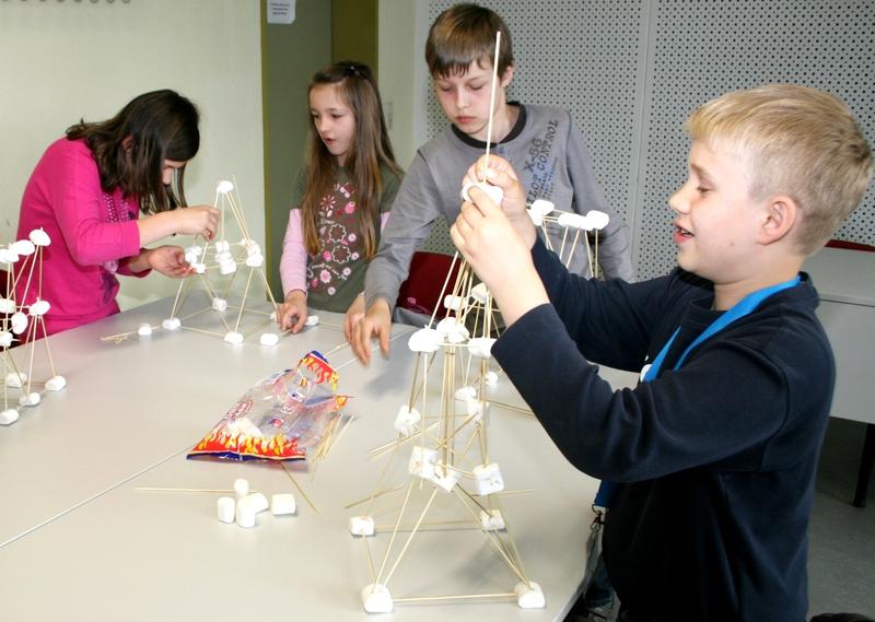 Mädchen und Jungen beim Experimentieren im VDIni-Club Lausitz an der Hochschule Lausitz.