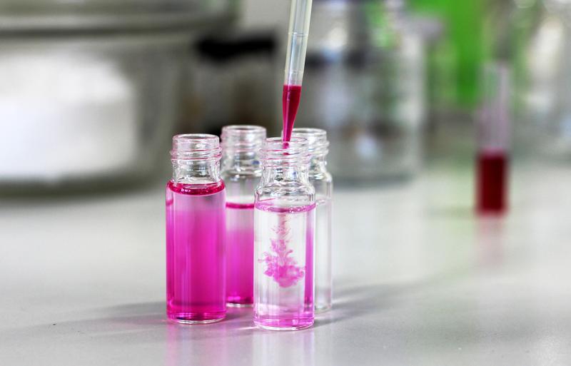 Die intensiv rosa gefärbten Tetrazine können sich in "Klick"-Reaktionen mit zahlreichen chemischen Bausteinen verbinden.