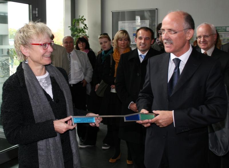 Brandenburgs Wissenschaftsministerin, Prof. Dr.-Ing. Dr. Sabine Kunst, übergab den Schlüssel für das neue Laborgebäude an den Präsidenten der Hochschule Lausitz, Prof. Dr. Günter H. Schulz.