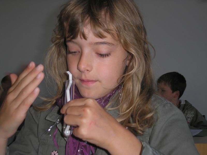 Alice Räth bei einer Geruchsprobe im Studiengang Lebensmitteltechnologie.