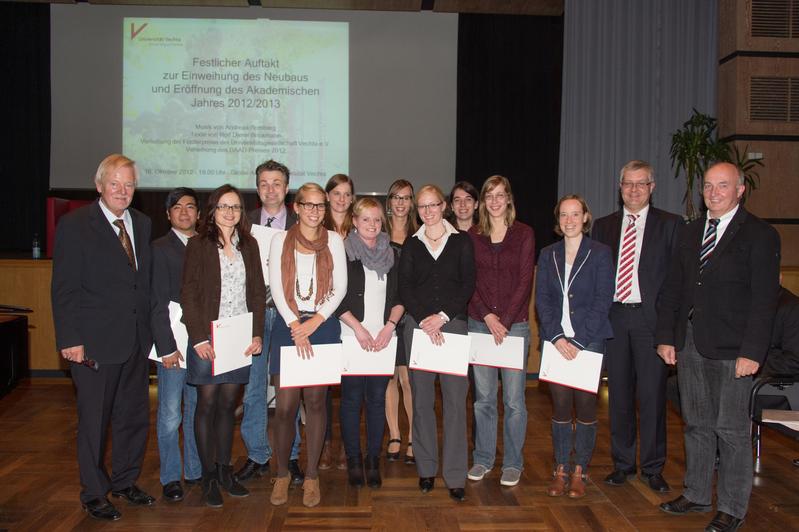 Die Vergabe der Förderpreise der Universitätsgesellschaft nahmen ihr Vorsitzender Uwe Bartels (links), der stellvertretende Vorsitzende Helmut Dornieden (rechts) und Kassenwart Christof Pekeler (2.v.r.) vor.