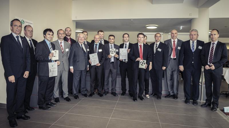 Hans-Jürgen Warnecke Innovationspreis 2012 - V.l.n.r.: Dr. Wolfgang Rauh, Dr. Norbert Leopold, Jonathan Schächtele, Dr. Jochen Schließer, Armin Schäfer, Prof. Hans-Jürgen Warnecke, Dominik Kaltenbacher, Dr. Udo Gommel, Ivica Kolaric, Serhat Sahakalkan, Thomas Ackermann, Guido Kreck, Yvonne Holzapfel, Markus Rochowicz, Christoph Schaeffer, Prof.  Alexander  Verl, Prof. Thomas Bauernhansl