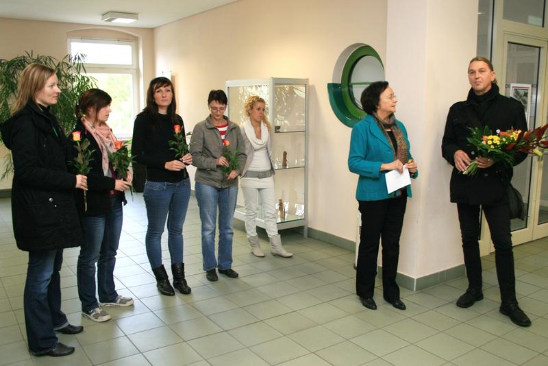 Prof. Dr. Agnes Saretz (2. v. re.) und der Künstler Willi Selmer (re.) bei der Ausstellungseröffnung mit den beteiligten Studentinnen Beate Reinhold, Antje Kirsch, Jenny Wanka, Sandy Petrick (v. li.) sowie Antje Raschke (studentische Hilfskraft).