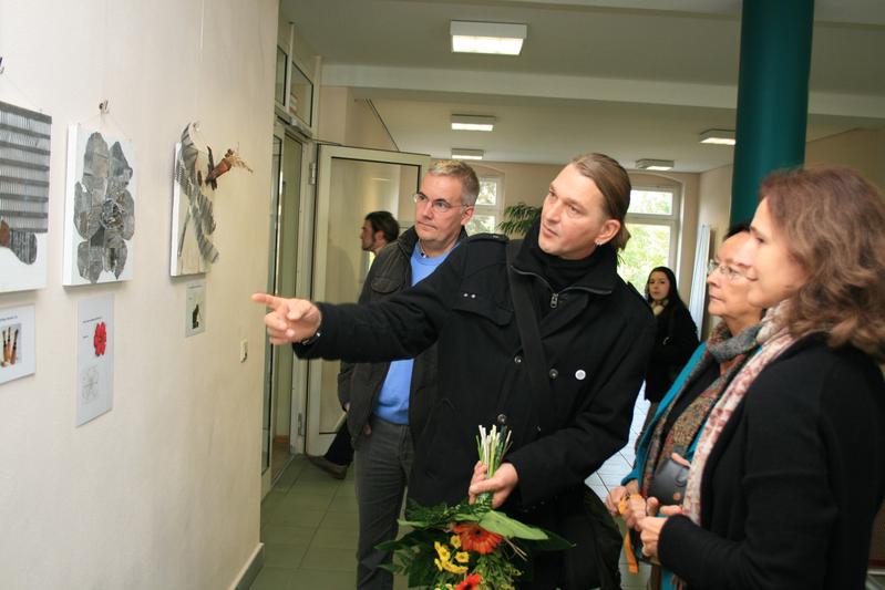 Rundgang durch die Ausstellung mit Prof. Dr. Agnes Saretz und dem Künstler Willi Selmer (im Vordergrund 2. u. 3. v. re.).