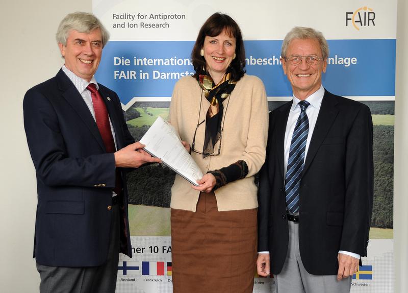 Übergabe der Baugenehmigung: FAIR-Geschäftsführer Prof. Boris Sharkov, Darmstadts Baudezernentin Brigitte Lindscheid, FAIR-Geschäftsführer Prof. Günther Rosner