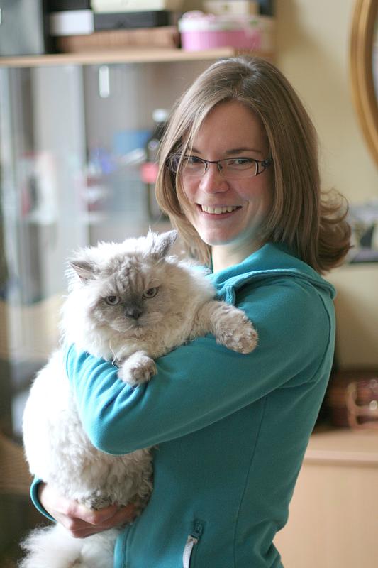 Studienautorin Serina Filler mit einer Selkirk-Rex-Katze