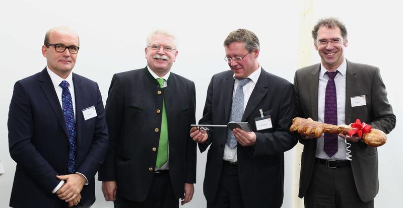 (v. l. n. r.) Prof. Dr. V. Dyakonov, Vorstandsvorsitzender des ZAE Bayern, Staatsminister Martin Zeil, Prof. Dr.-Ing. H. Spliethoff, Wissenschaftlicher Leiter ZAE Bayern Garching und Vorstand ZAE Bayern, Dr. A. Hauer, Abteilungsleiter ZAE Bayern Garching