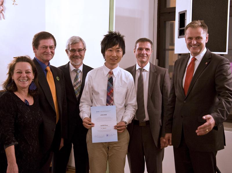 DAAD-Preisträger Yu Ogasawara (Mitte) mit den Gratulanten HfG-Rektorin Cristina Salerno, Prof. Peter Stebbing, Landrat Klaus Pavel,  Prof. Ulrich Schendzielorz und Schwäbisch Gmünds Oberbürgermeister Richard Arnold. 