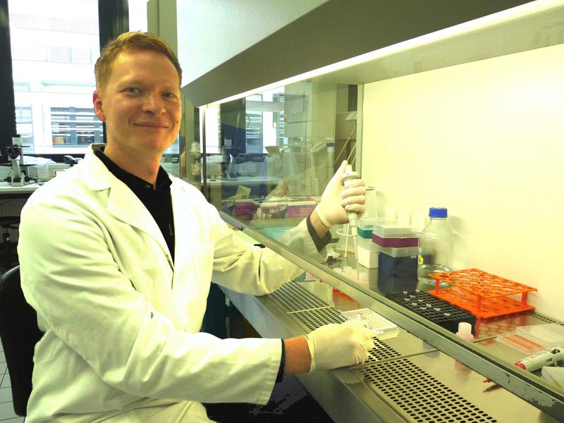 Dr. Kai Großmann bei der Laborarbeit. Foto: Mandy Sowa, Hochschule Lausitz