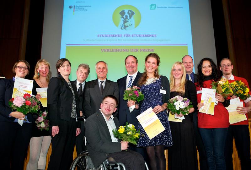 Die Preisträgerinnen und Preisträger des fünften Studentenwerkspreises für besonderes soziales Engagement. Den Preis für das FDN nahm Olga von Bismarck entgegen (5.v.r.). Neben ihr BMBF- Staatssekretär Dr. Helge Braun.
