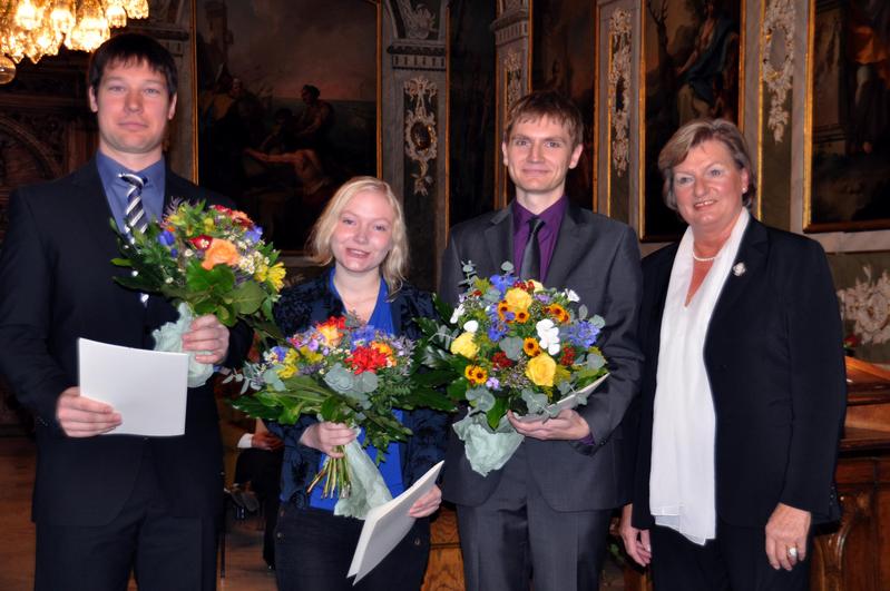 Die Preisträger/innen: v.l. Dipl.-Ing. (FH) Christian Lührs, Dipl.-Ing. (FH) Roxana Sühring, Dipl.-Ing. (FH) Martin Krohn und Stiftungsvorstand Renate Menken