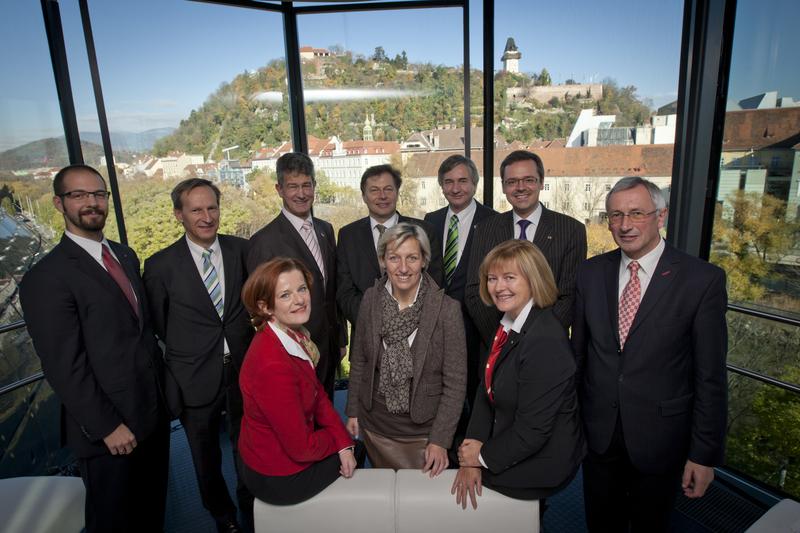 (v.l.) Günter Zullus (FH CAMPUS 02), Siegfried Barones (Kirchliche Pädagogische Hochschule Graz), Elgrid Messner (Pädagogische Hochschule Steiermark), Harald Kainz (TU Graz), Wilfried Eichlseder (Montanuni Leoben), Josef Smolle (MedUni Graz), Christa Neuper (Universität Graz), Georg Schulz (Kunstuniversität Graz) und Karl Peter Pfeiffer (FH Joanneum) mit Wissenschaftslandesrätin Kristina Edlinger Ploder.