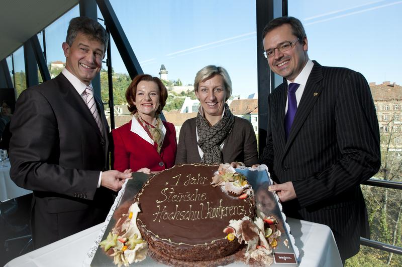 Die Steirische Hochschulkonferenz feiert ersten "Geburtstag": Präsident Harald Kainz, Präsidiumsmitglied Elgrid Messner, Wissenschaftslandesrätin Kristina Edlinger-Ploder und Präsidiumsmitglied Georg Schulz.