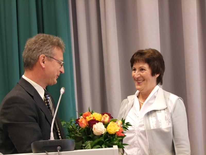 Prof. Dr. Burkhard Schmager, Prorektor für Studium, Lehre und Weiterbildung der EAH Jena, gratuliert der Dekanin des Fachbereichs Sozialwesen, Prof. Dr. Heike Ludwig
