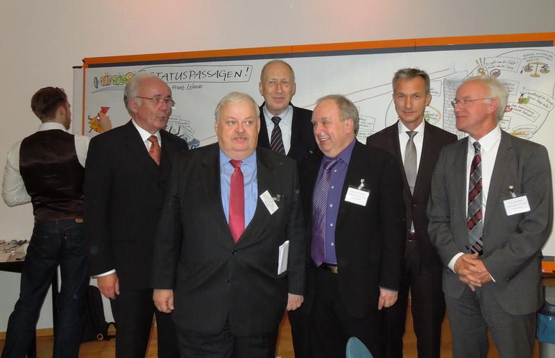 Bei der "Statuspassage" vom Präsidenten zum Research Fellow am Institut Arbeit und Technik: IAT-Direktor PD Dr. Josef Hilbert, Oberbürgermeister Frank Baranowski, Prof. Dr. Franz Lehner, Dr. Stephan Bieri, NRW-Arbeitsminister Guntram Schneider, Prof. em. Dr. Paul Kevenhörster (v.r.) 