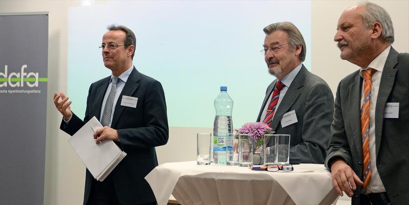 Diskusionsrunde beim Forschungsstrategischen Fachforum der DAFA (v.l.n.r.: Moderator Prof. Dr. Folkhard Isermeyer, Präsident des Thünen-Instituts, Braunschweig; Referent Prof. Dr. Ernst Berg, Produktions- und Umweltökonomie der Universität Bonn; Referent Prof. Dr. Jürgen Heß, Ökologischer Land- und Pflanzenbau der Universität Kassel)