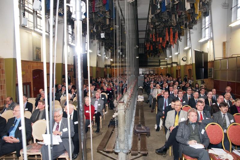 Blick in die Mannschaftskaue am Goslarer Rammelsberg, in der sich einst Hunderte Bergmänner zur Schicht umzogen und nun mehr als 400 Teilnehmer des 12. Altbergbau-Kolloquiums tagten. Foto: Ernst