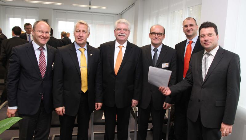 (v. l. n. r.) Alexander König, MdL, Stefan Göcking, Erster Bürgermeister der Stadt Arzberg, Staatsminister Martin Zeil, BayStWIVT, Prof. Dr. Vladimir Dyakonov, Vorstandsvorsitzender ZAE Bayern, Prof. Dr. Christoph J. Brabec, Vorstand ZAE Bayern, Dr. Harald Fichtner, Oberbürgermeister der Stadt Hof