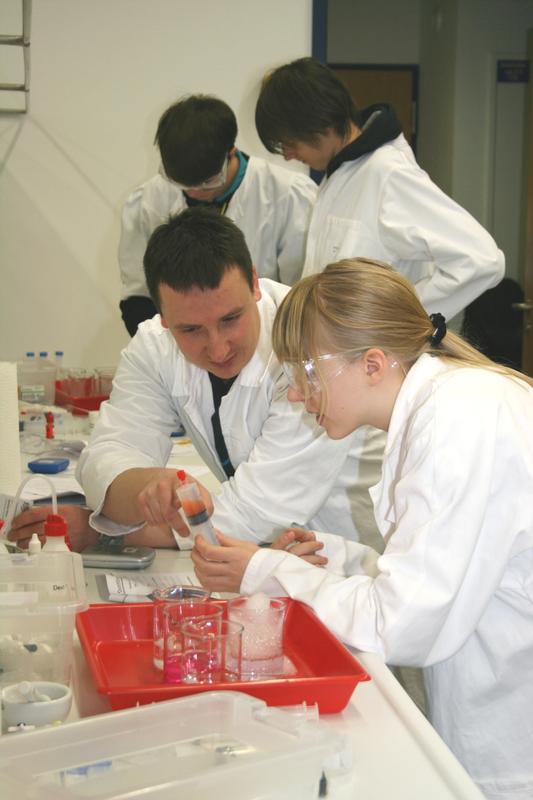 Teilnehmer der science academy der Hochschule Lausitz in einem Laborkurs.