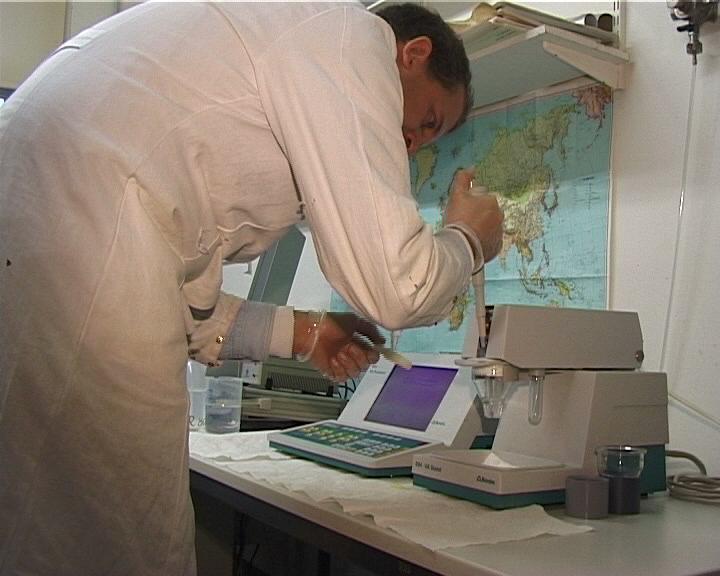 Mitarbeiter Leandro Carvalho bedient das Messgerät der Voltammetrie