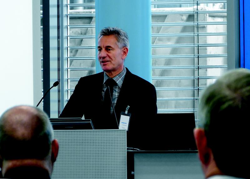 Dr. Eberhard Veit, Vorstandsvorsitzender der Festo AG begrüßt die Manufuture High Level Group bei Festo, 16.11.2012