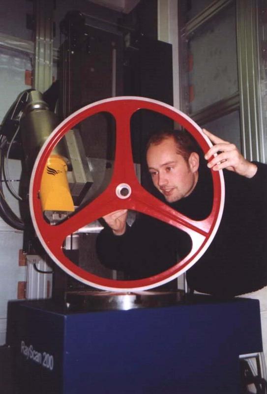 Die Testläufe hat der neue Computertomograph an der FH Aalen erfolgreich absolviert: Hier Dipl.-Ing. (FH) Stephan Tomaschko beim Einrichten einer Fahrradfelge. (Foto: Burchardt)