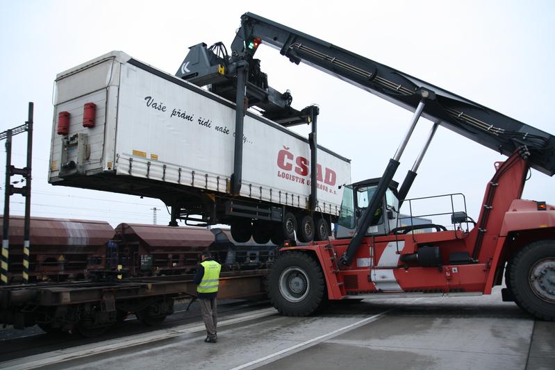 One example for the efficient combination of road and rail-bound freight transport: terminal in Lovosice, Czech Republic.