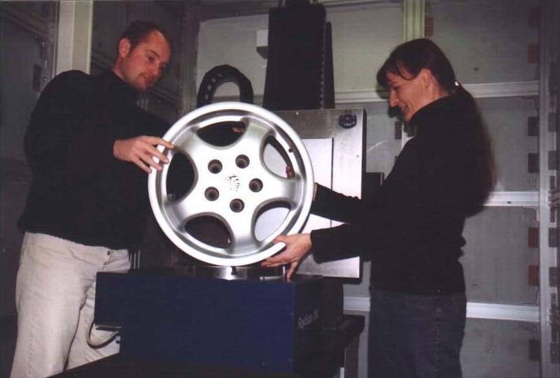 Der neue CT im Gießerei-Labor der FH Aalen ermöglicht zerstörungsfreie Bauteilprüfungen bei hochwertigen Gußteilen, etwa von Felgen, für die Industrie: Dr. Irmgard Pfeifer-Schäller und Stephan Tomaschko bei der Testvorbereitung. (Foto: Burchardt)