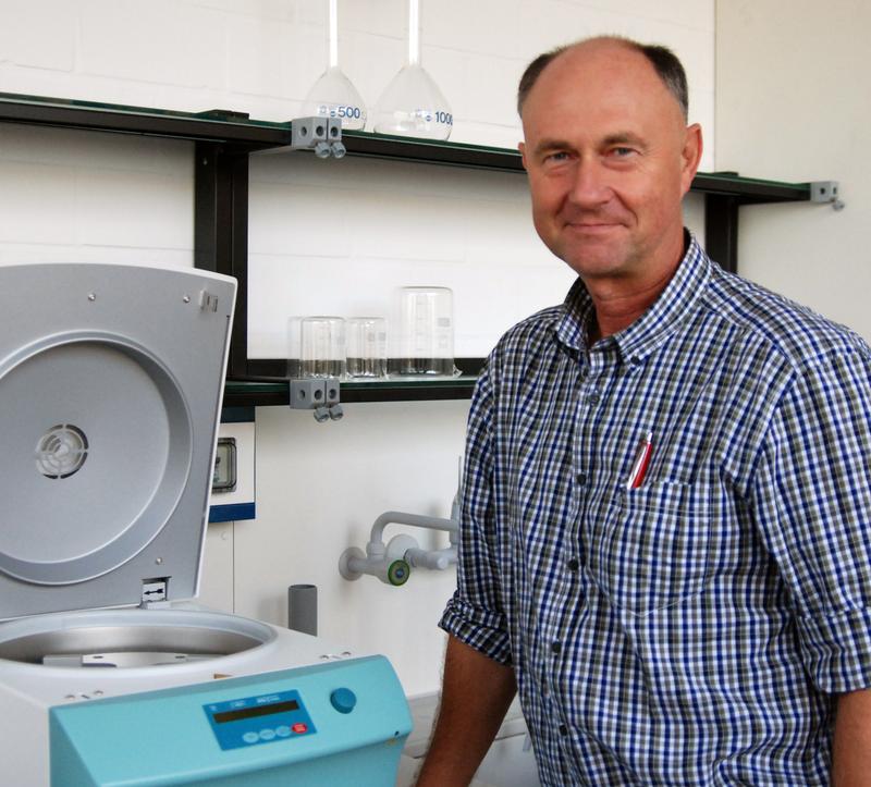  Professor Tamas Szekely forscht in Bielefeld auch im Bereich Verhaltensgenetik, hier im Labor mit einer Zentrifuge.