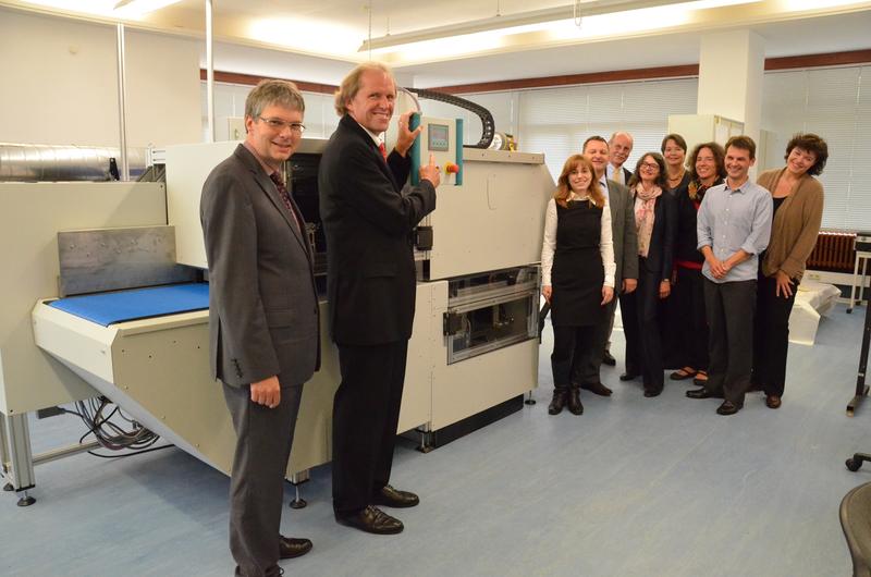Projektarbeitsgruppe bei der Präsentation der neuen Anlage, v.l.n.r.: Vizepräsident für Forschung und Transfer Prof. Dr. Wolfgang Viöl, Dipl.-Ing. Ernst Becker von Becker Systems GmbH, Daniela Hartung M.A vom Staatsarchiv Bückeburg, Ralf Steinmann  von Lineartechnik Korb GmbH, Präsi¬dent des Niedersächsischen Landesarchivs Hannover Dr. Bernd Kappelhoff, Leiterin der Projekt¬arbeitsgruppe Prof. Ulrike Hähner , Leiterin der Mikrobiologie Prof. Dr. Karin Petersen , Julia Schultz M.A., Nils Mainusch MSc. und Dipl.-Rest. Barbara Rittmeier (alle wiss. Mitarbeiter).
