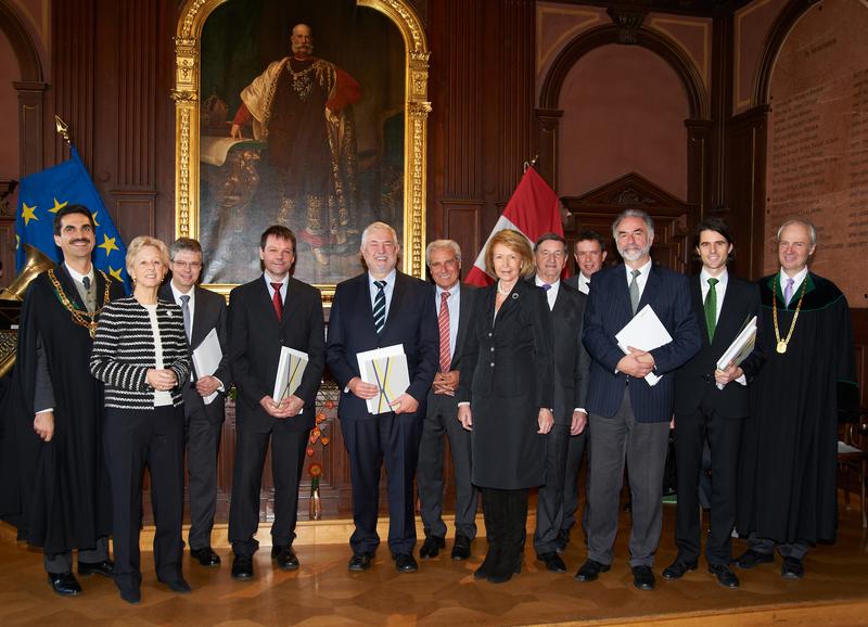 Preisverleihung an der Universität für Bodenkultur Wien: 3.v.l: Prof. Dr. Wolfgang Viöl, 4.v.l.: Prof. Dr. Holger Militz