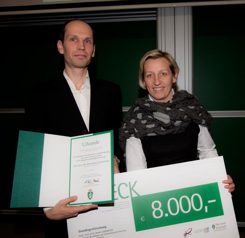 TU-Forscher Robert Legenstein, der Preisträger in der Kategorie "Grundlagenforschung", und Wissenschaftslandesrätin Kristina Edlinger-Ploder. 
