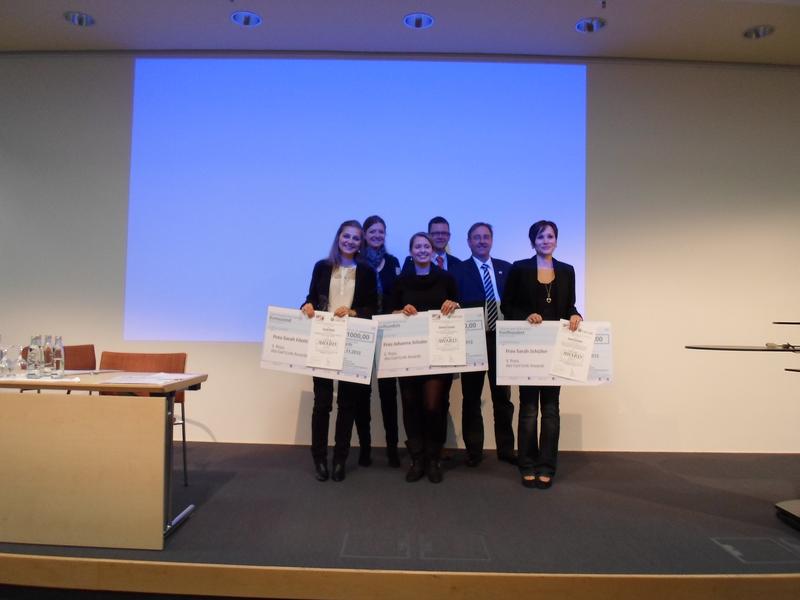 Die Preisträgerinnen bei der Verleihung des Carl-Link-Awards (v.l. Sarah Filetti und  Johanna Schuler von der Hochschule Esslingen sowie Sarah Schüller, die dritte Preisträgerin)