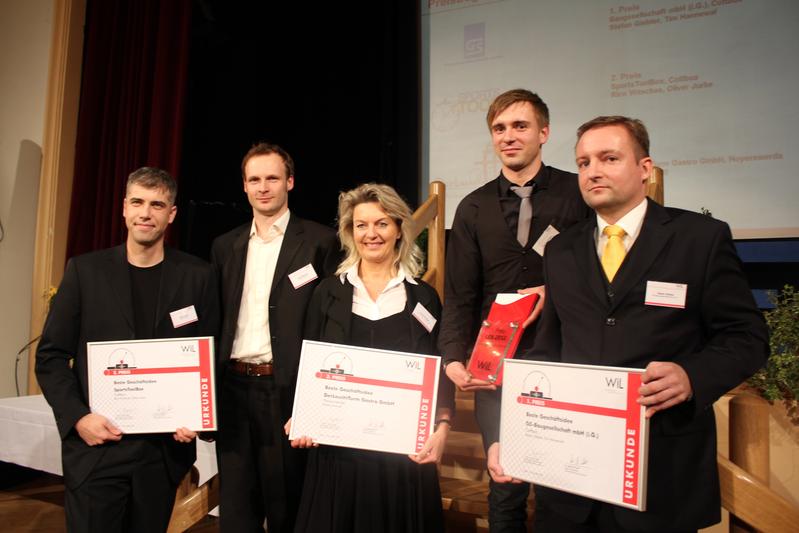 Die LEX-Preisträger 2012 (v. re.): Stefan Giebler, Tim Hannewald aus Hochschule Lausitz (GS Baugesellschaft mbH); Heike Struthoff (DerLeuchtTurm Gastro GmbH); Rico Witschas, Oliver Jurke (SportsToolBox).