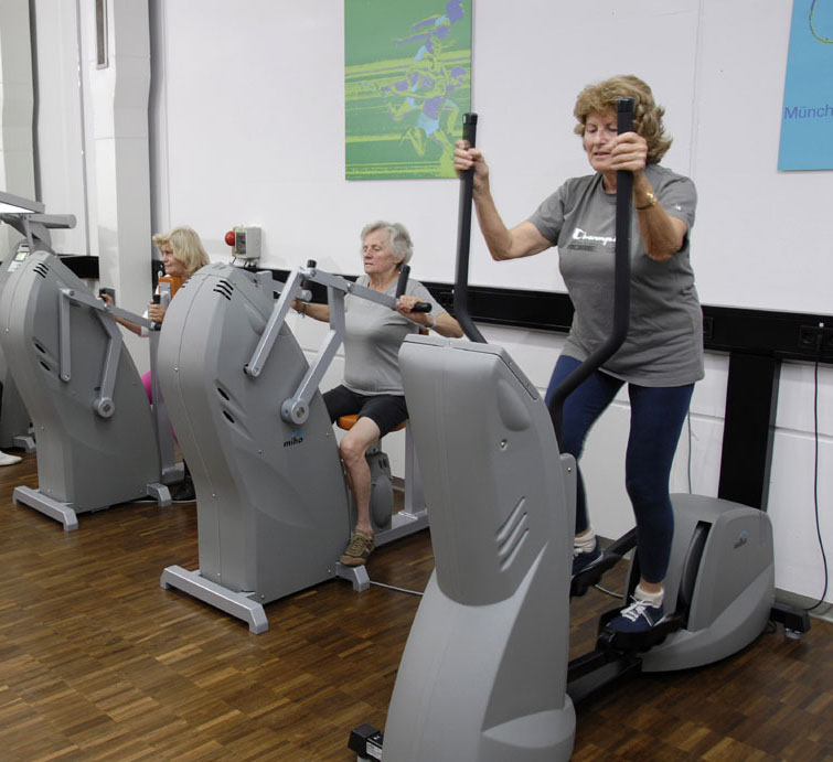 Das Training auf dem Fahrradergometer oder Crosstrainer wird Bestandteil der „SPORT:TAVI“-Studie sein. Das Bild zeigt Patienten einer Herzsportgruppe des Kuratoriums für Prävention und Rehabilitation der TU München, die Dr. Pressler betreut.