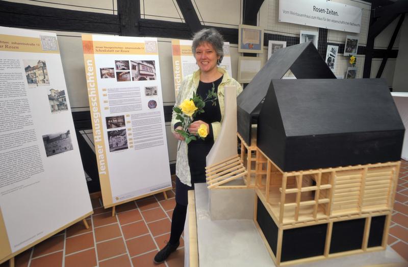 Prorektorin Prof. Dr. Erika Kothe bei der Eröffnung der Jenaer Sonderausstellung „Rosen-Zeiten. Vom Weinbauernhaus zum Haus für den wissenschaftlichen Nachwuchs“. 