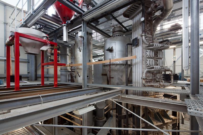 In ihrer Versuchsanlage zur Abscheidung von CO2 haben Wissenschaftler der TU Darmstadt das Carbonate-Looping-Verfahren erfolgreich erforscht. Beim Carbonate-Looping-Verfahren wird natürlich vorkommender Kalkstein genutzt, um das CO2 zunächst in einem ersten Reaktor aus dem Abgasstrom des Kraftwerks zu binden. In einem zweiten Reaktor wird das reine Kohlendioxid wieder freigesetzt und kann anschließend weiterverarbeitet oder gespeichert werden. 